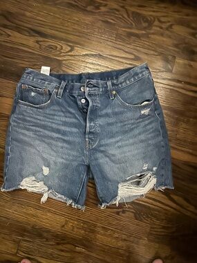Levi’s cute Jean shorts with purposeful rips size 34